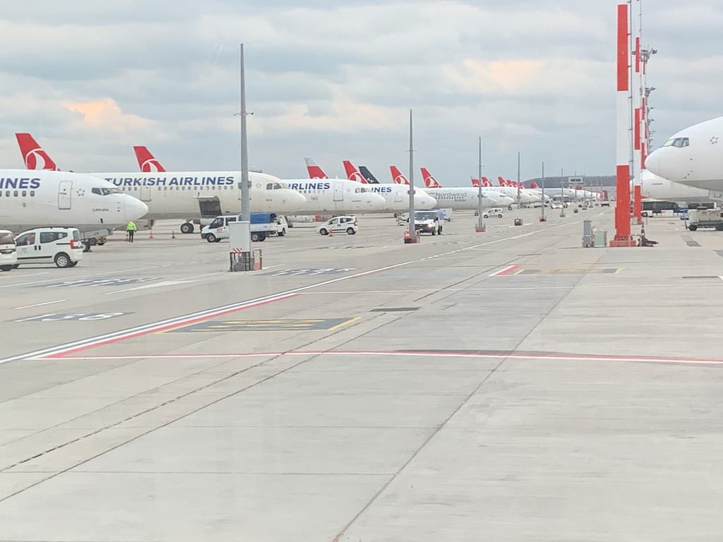 Turkish-airplanes-on-tarmac